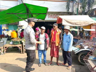Bhabinkamtibmas Kelurahan Nyamplungan Polsek Pabean Cantikan Sambangi Warga Pasar Pabean, Berikan Imbauan Cegah Curanmor dan Penyalahgunaan Narkoba