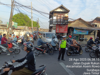 Polsek Asemrowo Gelar Pelayanan Pagi di Simpang Enam Jalan Tambak Mayor