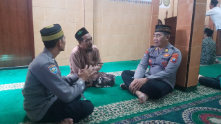 Kanit Binmas dan Bhabinkamtibmas Asemrowo Hadiri Jumat Darling di Masjid Al Hidayah, Sampaikan Pesan Harkamtibmas dan Tolak Paham Radikal