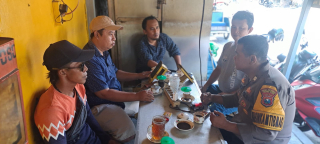 Bhabinkamtibmas Krembangan Utara Ajak Warga Cangkrukan di Warkop Jalan Kebalen Timur untuk Jaga Kamtibmas