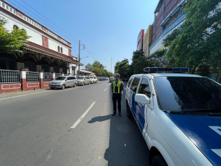 Personil Polsek Pabean Cantikan Laksanakan Pengaturan Arus Lalu Lintas di Jalan Stasiun Kota untuk Cegah Kemacetan