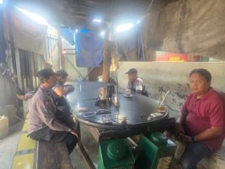 Personil Polsek Asemrowo Laksanakan Patroli Pemantauan di Kawasan Pergudangan Dumar untuk Menjaga Stabilitas Kamtibmas