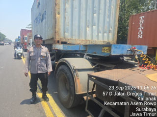 Polsek Asemrowo Laksanakan Pengaturan Lalu Lintas di Jalan Kalianak untuk Antisipasi Kemacetan