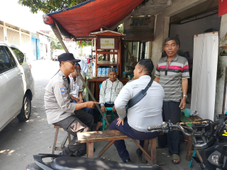 Bhabinkamtibmas Nyamplungan Sambangi Warga, Sampaikan Pesan Kamtibmas di Jalan KH Mas Mansyur