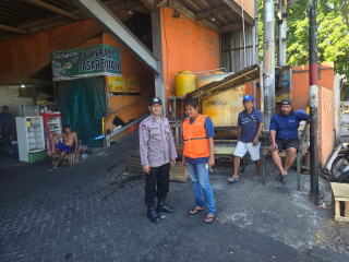 Patroli Dialogis Personel Polsek Asemrowo di Pasar Buah Tanjung Sari 47 Perkuat Harkamtibmas