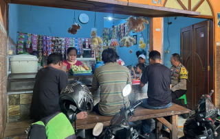 Bhabinkamtibmas Genting Kalianak Polsek Asemrowo Ajak Warga Jaga Kamtibmas dan Beri Himbauan Pencegahan Curanmor serta Kenakalan Remaja