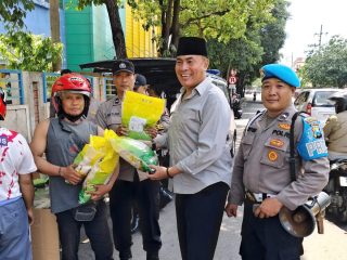 Penjualan Beras Murah Bulog SPHP di Jl Stasiun Kota Surabaya Disambut Antusias Warga