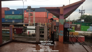 Polsek Asemrowo Gelar Patroli Pemantauan Pintu Air Balong II untuk Antisipasi Banjir