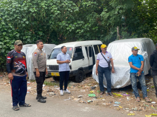 Bhabinkamtibmas Wonokusumo Bersama Tokoh Masyarakat Pantau Kegiatan Bersih-Bersih di Bantaran Sungai Endrosono