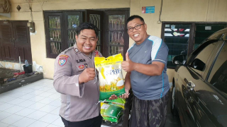 Bhabinkamtibmas Tanjung Perak Antar Penyaluran Beras SPHP ke Warga Teluk Kumai Timur Lewat Program Bajul Semar