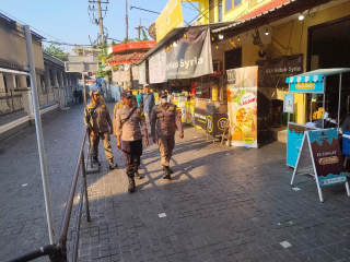 Bhabinkamtibmas Kelurahan Ampel Bersama Tiga Pilar Tertibkan PKL dan Berikan Himbauan kepada Peziarah di Kawasan Wisata Religi Ampel