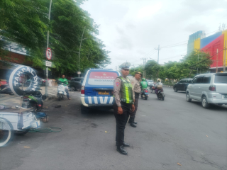 Personil Polsek Pabean Cantikan Laksanakan Patroli Pelayanan Sore dan Pengaturan Lalu Lintas di Jalan Bunguran