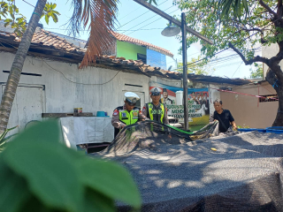 Personil Polsek Semampir Laksanakan Patroli Harkamtibmas di Pos Kamling Kampung Tangguh untuk Pemantauan Program Budidaya Ikan Lele