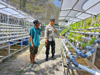 Bhabinkamtibmas Laksanakan Pembinaan Program Ketahanan Pangan di Taman Petekkan Riverside