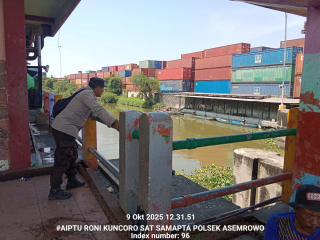 Polsek Asemrowo Lakukan Pengecekan Debit Air di Pompa Air Balong II Antisipasi Potensi Banjir