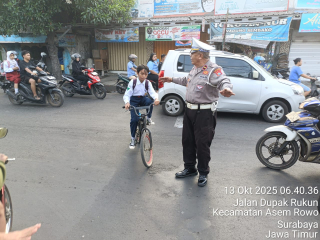 Polsek Asemrowo Laksanakan Giat Pos Awal dan Bantu Penyeberangan Siswa Sekolah