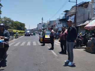 Polsek Semampir Laksanakan Patroli Harkamtibmas di Kawasan Wisata Religi Ampel Antisipasi 3C dan Peziarah