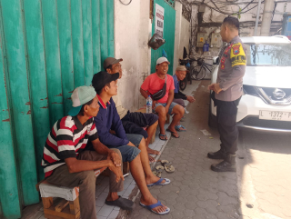 Bhabinkamtibmas Kelurahan Bongkaran Laksanakan Sambang dan Himbauan Kamtibmas di Kawasan Pertokoan Kembang Jepun