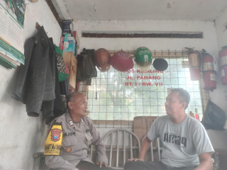 Bhabinkamtibmas Kelurahan Tanjung Perak Laksanakan Sambang dan Himbauan Kamtibmas di Pos Kamling Jalan Pahang