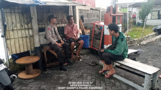 Patroli Dialogis Polsek Asemrowo di Kawasan Pergudangan Margomulyo Jaga Stabilitas Kamtibmas
