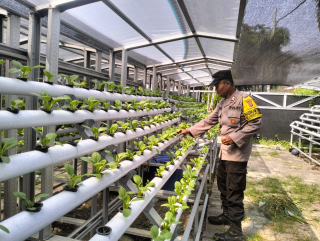 Bhabinkamtibmas Tanjung Perak Lakukan Sambang dan Pembinaan Program Ketahanan Pangan di Taman Petekan Surabaya