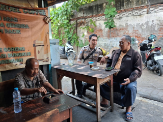 Bhabinkamtibmas Ampel Gelar Cangkrukan dan Dialogis Bersama Ketua RT Ajak Warga Jaga Keamanan Lingkungan