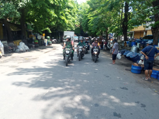 Bhabinkamtibmas Kelurahan Bongkaran Bersama Polsek Pabean Cantikan Laksanakan Penertiban PKL di Jalan Semut Kali