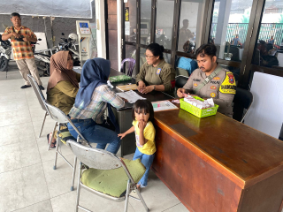 Bhabinkamtibmas Wonokusumo Bantu Warga Urus Adminduk dan Beri Imbauan Kamtibmas