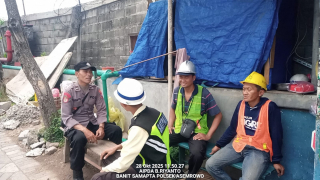 Patroli Polsek Asemrowo di Kawasan Pergudangan Greges Jaya Berlangsung Kondusif