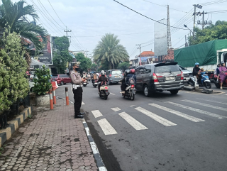 Polsek Semampir Laksanakan Giat Pos Awal dan Pemantauan Arus Lalin di TL Karang Tembok