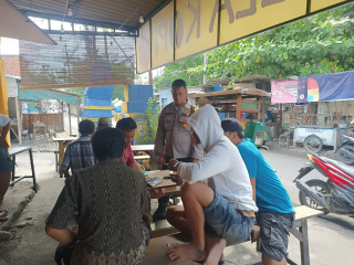 Bhabinkamtibmas Kelurahan Ujung Laksanakan Sambang dan Himbauan Kamtibmas di Warkop Sawah Pulo