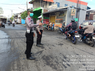 Polsek Asemrowo Laksanakan Pelayanan Pagi di Perlintasan Kereta Api Jalan Tambak Mayor