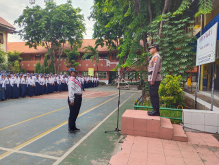 Kapolsek Asemrowo Jadi Inspektur Upacara di SMP Negeri 42 Surabaya, Sampaikan Pesan Hukum dan Disiplin Siswa
