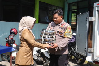 Bhabinkamtibmas Dampingi dan Kawal Pendistribusian Program MBG dari SPPG Polres Pelabuhan Tanjung Perak