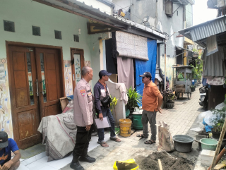 Bhabinkamtibmas Polsek Pabean Cantikan Lakukan Sambang Bahas Program Bedah Rumah Warga