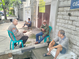 Bhabinkamtibmas Kelurahan Tanjung Perak Laksanakan Sambang Warga di Pos Kamling Simpang Johor