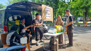 Penjualan Beras Murah SPHP Bulog di Jalan Dukuh Surabaya Berjalan Lancar dan Disambut Antusias Warga