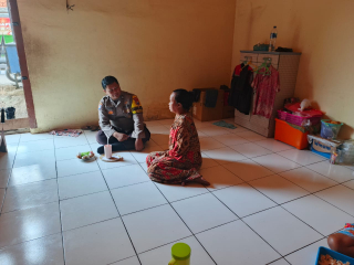 Bhabinkamtibmas Pegirian Sambang Ketua RT Ajak Warga Jaga Kamtibmas dan Waspada Curanmor