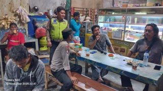 Polsek Asemrowo Gelar Patroli Mobile Antisipasi Kriminalitas dan Sosialisasi Program Gerakan Pangan Murah
