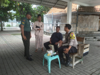 Bhabinkamtibmas Ampel dan Babinsa Laksanakan Sambang di Kawasan Wisata Religi Ampel