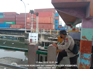 Pemantauan Debit Air Pintu Air Balong II Polsek Asemrowo Antisipasi Potensi Banjir dan Kerawanan 3C