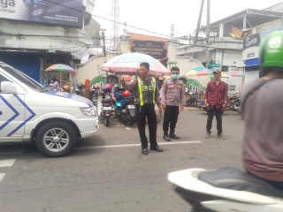 Patroli Harkamtibmas Polsek Semampir di Depan Wisata Religi Sunan Ampel Antisipasi 3C dan Kejadian Menonjol