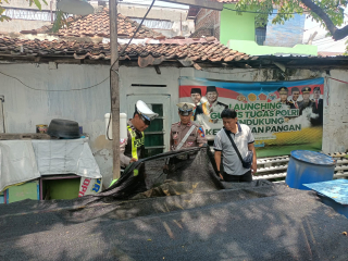 Patroli Harkamtibmas Polsek Semampir di Pos Kamling Kampung Tangguh Sidotopo Pantau Program Budidaya Ikan Lele
