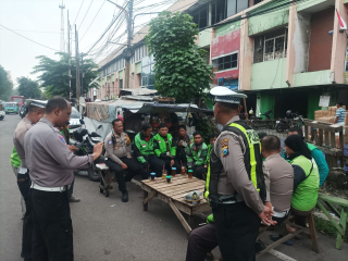 Polsek Pabean Cantikan Laksanakan Sosialisasi Operasi Zebra Bersama Driver Gojek di Kawasan Stasiun Kota