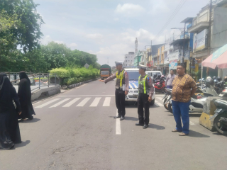Patroli Harkamtibmas Polsek Semampir di Pintu Masuk Wisata Religi Sunan Ampel