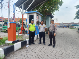 Patroli Harkamtibmas Polsek Semampir di Terminal Religi Ampel Antisipasi Kerawanan dan Parkir Liar