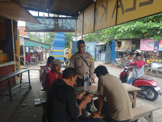 Sambang Warga di Sawah Pulo, Bhabinkamtibmas Ujung Berikan Imbauan Kamtibmas dan Pencegahan Pengaruh Negatif Medsos