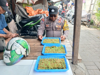 Monitoring Program Ketahanan Pangan, Bhabinkamtibmas Pabean Cantikan Tinjau Taman Hidroponik Petekkan di Perak Utara