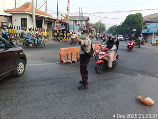 Pengaturan Lalu Lintas Pagi di Kawasan Perlintasan Tambak Mayor untuk Menjaga Kelancaran Mobilitas Warga