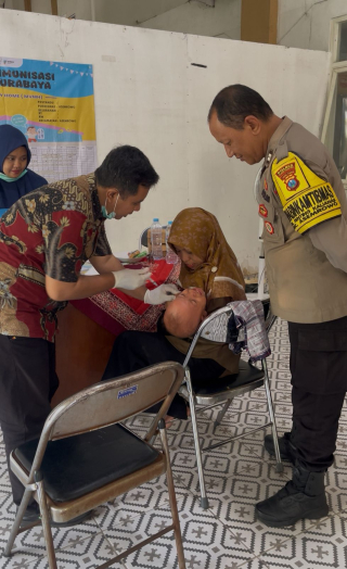 Pendampingan Pelayanan Kesehatan Balita dan Lansia oleh Bhabinkamtibmas Genting Kalianak